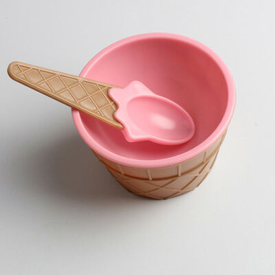 I bambini le tazze del gelato con la plastica del cucchiaio riutilizzabile