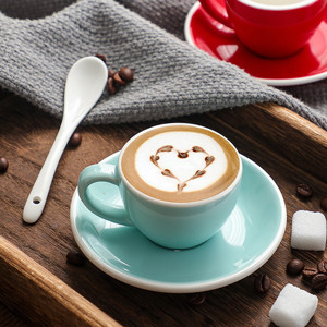 Le tazze multicolori del caffè espresso della porcellana 75ml con i piattini ammassano rifornimenti della cucina