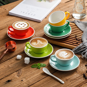 Le tazze multicolori del caffè espresso della porcellana 75ml con i piattini ammassano rifornimenti della cucina