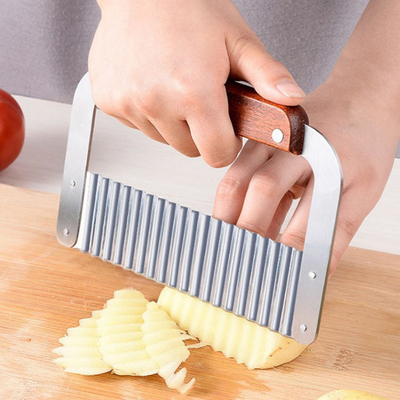 Piega ondulata che taglia tagliando l'affettatrice a pezzi della patata di acciaio inossidabile degli strumenti con la maniglia di legno