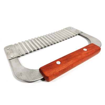 Piega ondulata che taglia tagliando l'affettatrice a pezzi della patata di acciaio inossidabile degli strumenti con la maniglia di legno