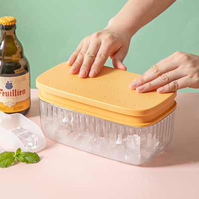Il creatore del cubetto di ghiaccio di 28 fori modella il congelatore con il coperchio ed il recipiente per la cucina