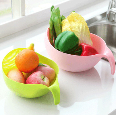 Ciotola di plastica del filtro del riso con la cucina della maniglia che vuota le colapaste per le verdure di pulizia