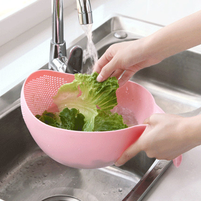 Ciotola di plastica del filtro del riso con la cucina della maniglia che vuota le colapaste per le verdure di pulizia