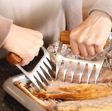 La trinciatrice della carne del metallo graffia le forcelle della carne di acciaio inossidabile con la maniglia di legno per tagliuzzare