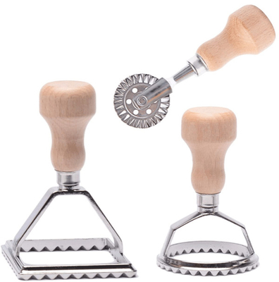 Muffa dei ravioli di acciaio inossidabile con la maniglia di legno utilizzata per produrre gli gnocchi italiani