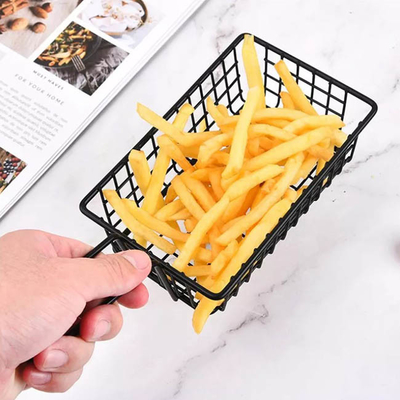 I rifornimenti in serie della cucina di acciaio inossidabile friggono nel grasso bollente il canestro per il ristorante