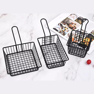 I rifornimenti in serie della cucina di acciaio inossidabile friggono nel grasso bollente il canestro per il ristorante