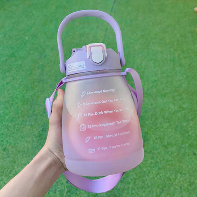 Grandi bottiglie di acqua libere di plastica su ordinazione all'aperto di Bpa delle tazze beventi con la corda 1300ml