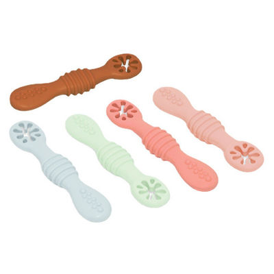 Cucchiaio di masticazione dell'arcobaleno del silicone per i bambini e bambini lavastoviglie e cassaforte del congelatore