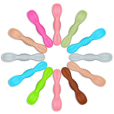 Cucchiaio di masticazione dell'arcobaleno del silicone per i bambini e bambini lavastoviglie e cassaforte del congelatore