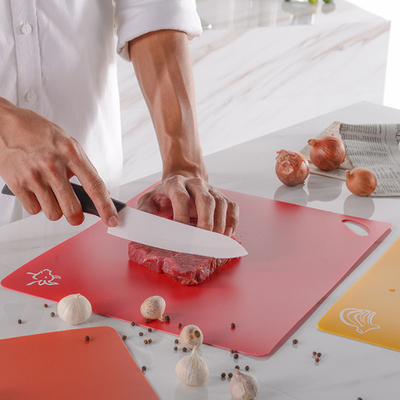 Un tagliere flessibile Mats With Food Icons di 4 prodotti di plastica stabiliti dell'elettrodomestico