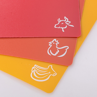 Un tagliere flessibile Mats With Food Icons di 4 prodotti di plastica stabiliti dell'elettrodomestico