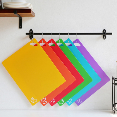 Un tagliere flessibile Mats With Food Icons di 4 prodotti di plastica stabiliti dell'elettrodomestico