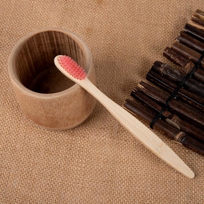 Setole molli dello spazzolino da denti di bambù biodegradabile naturale del carbone