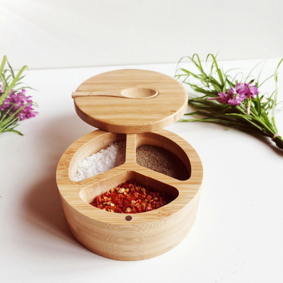 Gli utensili di bambù della cucina dei condimenti e della spezia salano la scatola con il cucchiaio