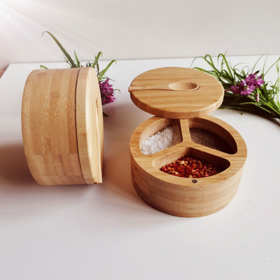 Gli utensili di bambù della cucina dei condimenti e della spezia salano la scatola con il cucchiaio