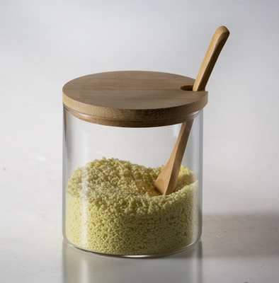I contenitori di condimento del condimento di vetro ammassano barattoli riutilizzabili della spezia con il cucchiaio di legno del coperchio