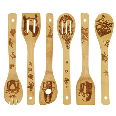 6pcs ha dipinto i cucchiai di legno di Natale messi per la decorazione della cucina