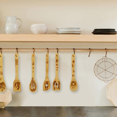 6pcs ha dipinto i cucchiai di legno di Natale messi per la decorazione della cucina