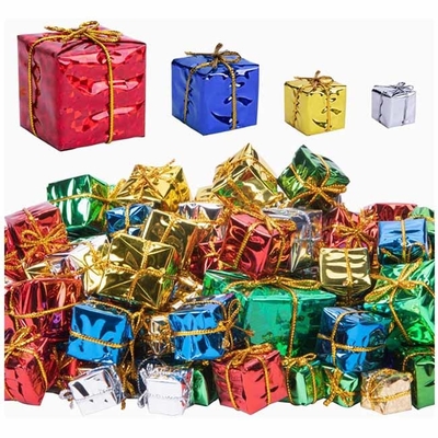L'albero di natale sventa le decorazioni di Mini Gift Box Ornaments Hanging