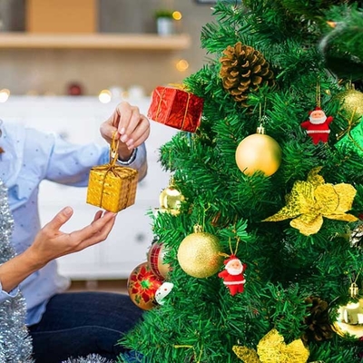 L'albero di natale sventa le decorazioni di Mini Gift Box Ornaments Hanging