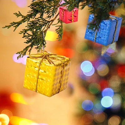 L'albero di natale sventa le decorazioni di Mini Gift Box Ornaments Hanging