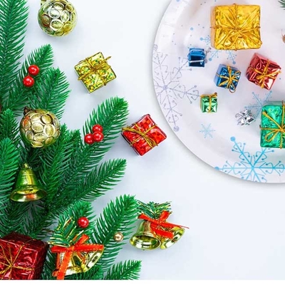 L'albero di natale sventa le decorazioni di Mini Gift Box Ornaments Hanging