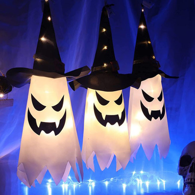 All'aperto accenda il cappello d'attaccatura della strega delle decorazioni del fantasma di Halloween