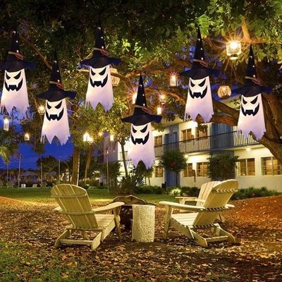 All'aperto accenda il cappello d'attaccatura della strega delle decorazioni del fantasma di Halloween