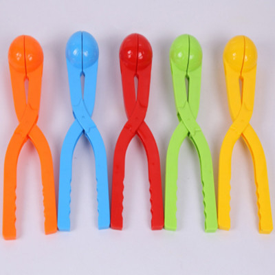 La palla di plastica multicolore della neve del creatore della palla di neve gioca i giochi con la maniglia