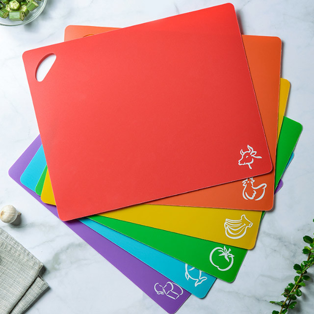 Un tagliere flessibile Mats With Food Icons di 4 prodotti di plastica stabiliti dell'elettrodomestico