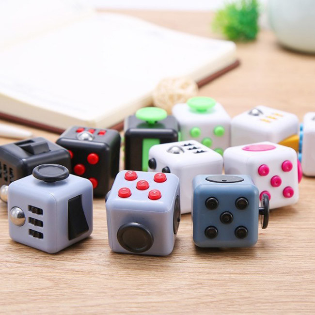 Giocattoli variopinti Mini Gadgets Cube di irrequietezza di distensione della tensione di decompressione
